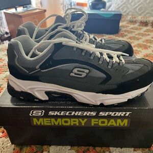 Men’s Skechers size 9